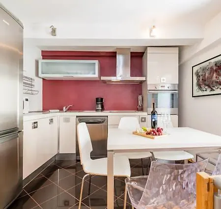 ゲストハウス Main Square 4*