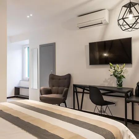 ゲストハウス Main Square 4*